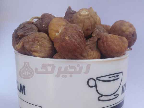 یکی از پر فروش ترین مواد غذایی در ایران و جهان، خشکبار و آجیل میباشد. به دلیل فواید بیشماری که خشکبار و مغزها دارند، خرید و فروش این مواد غذایی در سراسر دنیا به وفور صورت میگیرد. از رایج ترین و محبوب ترین میوهها که در دسته آجیل های شیرین و میوه های خشک قرار میگیرد، انجیر خشک است که توسط تامین کنندگا ...