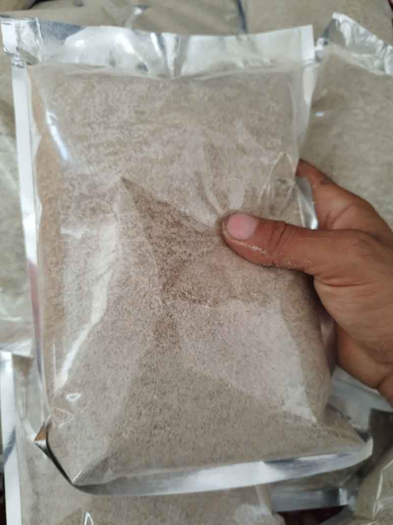 پودر انجیر کال 500 گرمی جهت نرم کردن گوشت-پودر انجیر کال برای نرم کردن گوشت استفاده میشود. برای تهیه پودر انجیر کال شما باید ابتدا انجیر های نارس درجه یک را بچینید و در افتاب خشک کنید انجیر نارس شیرین نیست و سفت میباشد و رنگ سبز دارد. به مدت 20 روز خشک نمایید و پس از آن بوسیله دستگاه مخصوص آسیاب پود ...